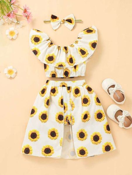 baby allover floral print ruffle trim & shorts with headband she, White
baby allover floral print ruffle trim & shorts with headband she, White