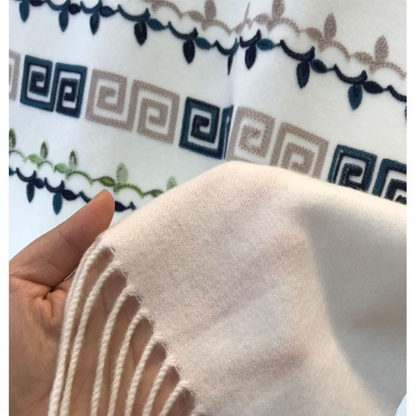 1tin floral embroidery silk scarf scarves women stoles silk and wool winter for shawls hijab wraps bandana foulard real, Black;white
1tin floral embroidery silk scarf scarves women stoles silk and wool winter for shawls hijab wraps bandana foulard real, Black;white