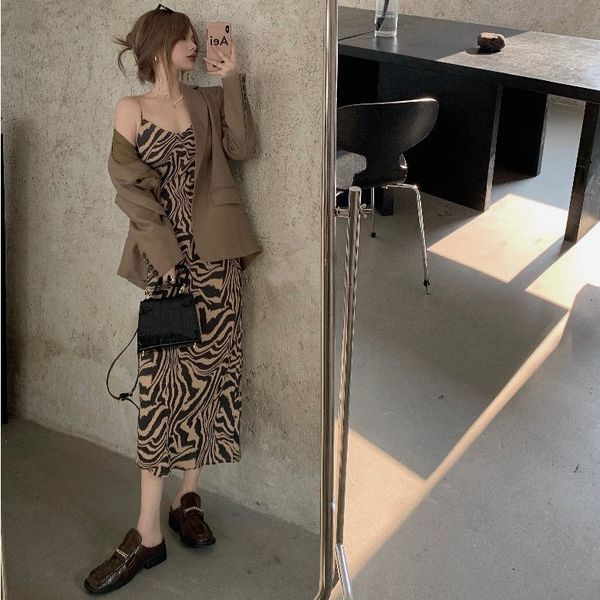 autumn 2020 new loose sleeve + tiger suspender long skirt 2-piece fashion suit for women
autumn 2020 new loose sleeve + tiger suspender long skirt 2-piece fashion suit for women