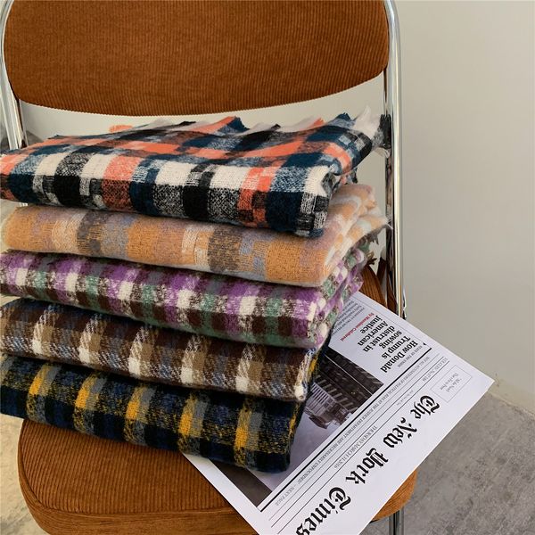 qding zuoju / cashmere scarf with plaid pattern on skinq, Blue;gray
qding zuoju / cashmere scarf with plaid pattern on skinq, Blue;gray