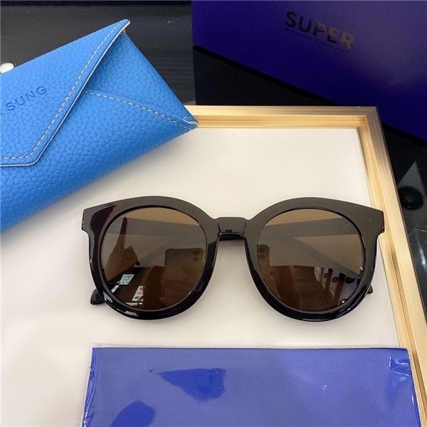 065 fashion sunglasses with uv protection for men and women vintage square frame popular come with case classic sunglasses, White;black
065 fashion sunglasses with uv protection for men and women vintage square frame popular come with case classic sunglasses, White;black