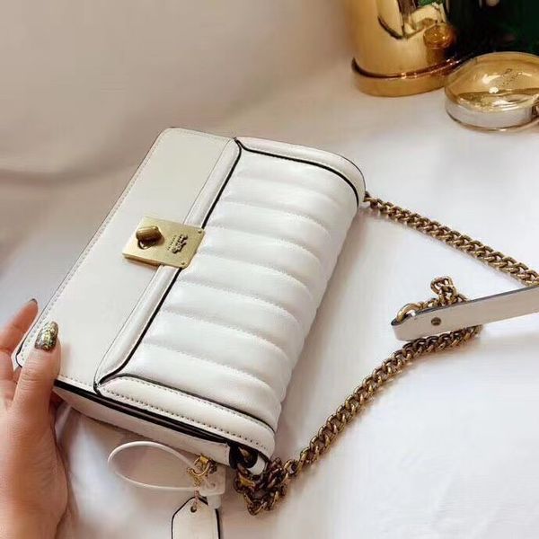 new series fashion small square bag white with pure indifference to the world successful back method can be more cross-body can be one shoul
new series fashion small square bag white with pure indifference to the world successful back method can be more cross-body can be one shoul