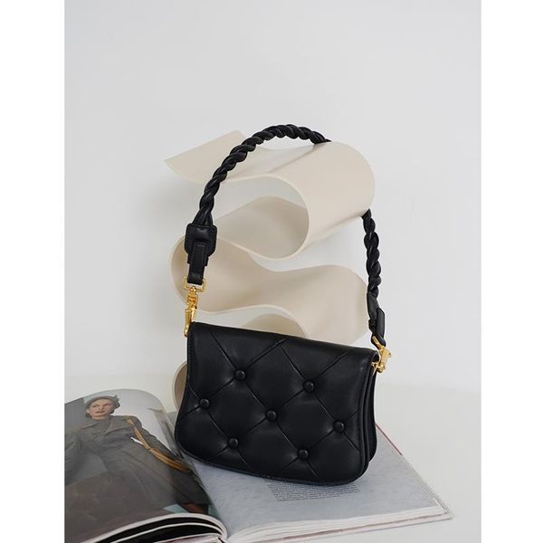 one shoulder messenger bag fashion wild woven portable retro underarm bag 2021 spring summer new fashionable organ female
one shoulder messenger bag fashion wild woven portable retro underarm bag 2021 spring summer new fashionable organ female
