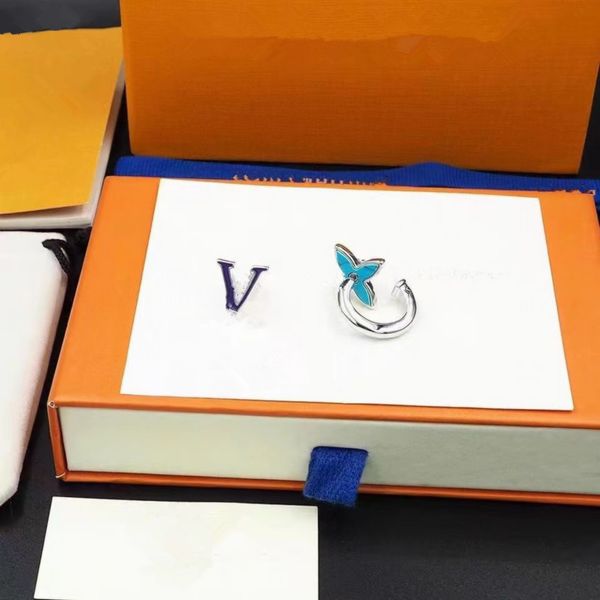 21ss luxury men's and women's universal earrings stud asymmetric blue flower letter jewelry gift, Golden;silver
21ss luxury men's and women's universal earrings stud asymmetric blue flower letter jewelry gift, Golden;silver
