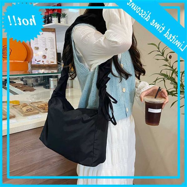 01033 leopard print korean version ins large capacity messenger niche design solid polyester student shoulder bag female 
01033 leopard print korean version ins large capacity messenger niche design solid polyester student shoulder bag female