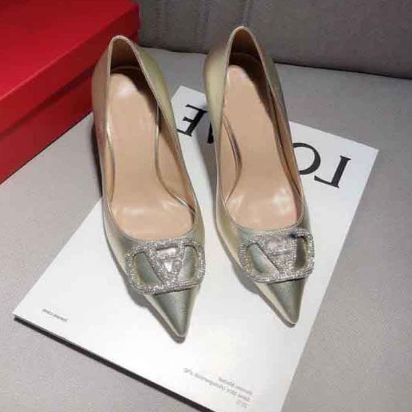 delicate woman dress party heels pumps,name brand luxury high heels genuine leather with v-rhinestones pointed toe with box, Black
delicate woman dress party heels pumps,name brand luxury high heels genuine leather with v-rhinestones pointed toe with box, Black