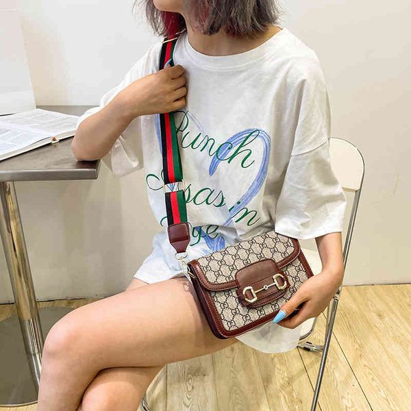 2022 factory wholesale new model women's bag single shoulder women's bag messenger makeup large capacity bags, Black;red
2022 factory wholesale new model women's bag single shoulder women's bag messenger makeup large capacity bags, Black;red