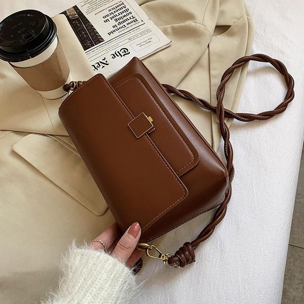 niche design high-end western style handbag 2021 new fashion retro messenger bag shoulder bag versatile square width: 24.5cm
niche design high-end western style handbag 2021 new fashion retro messenger bag shoulder bag versatile square width: 24.5cm