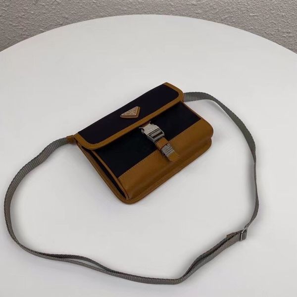 the new mini mobile phone bag postman bag modeling super unique design simple generous fashion atmosphere 7a high-end boutique customization
the new mini mobile phone bag postman bag modeling super unique design simple generous fashion atmosphere 7a high-end boutique customization