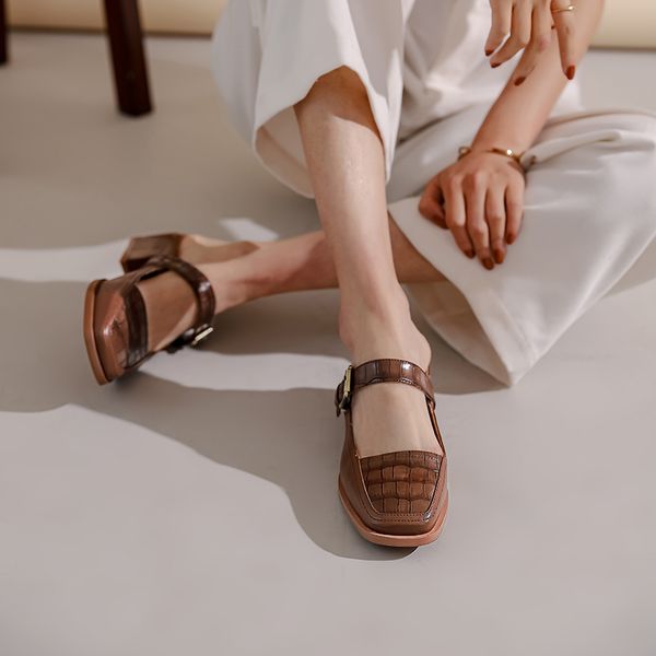 2021 new female genuine leather shallows toe-square slippers heels sandals see woman's shoes 39 yies, Black
2021 new female genuine leather shallows toe-square slippers heels sandals see woman's shoes 39 yies, Black