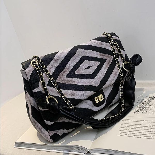old lady big bag female 2020 autumn and winter new trend fashion retro shoulder bag net red large capacity messenger
old lady big bag female 2020 autumn and winter new trend fashion retro shoulder bag net red large capacity messenger