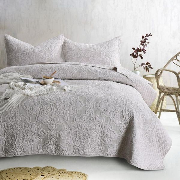 europe embroidered quilt set 3pc cotton fabric quilts bed covers bedspread pillowcase blanket king size coverlet quilted bedding1
europe embroidered quilt set 3pc cotton fabric quilts bed covers bedspread pillowcase blanket king size coverlet quilted bedding1