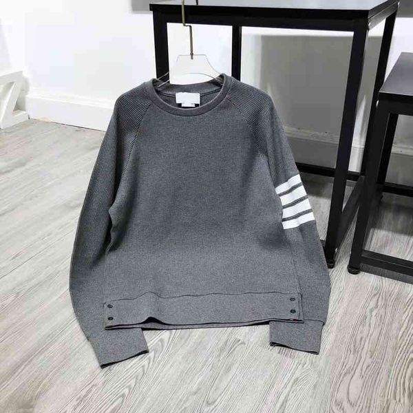 autumn new fashion four bar printed round neck casual loose, slim and age reducing men's women's same sweater, Black
autumn new fashion four bar printed round neck casual loose, slim and age reducing men's women's same sweater, Black