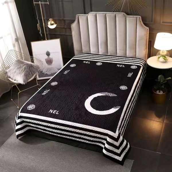 2022 luxury designer fashion blanket letter cashmere blankets crochet soft wool shawl portable warm plaid sofa travel throw copertura
2022 luxury designer fashion blanket letter cashmere blankets crochet soft wool shawl portable warm plaid sofa travel throw copertura