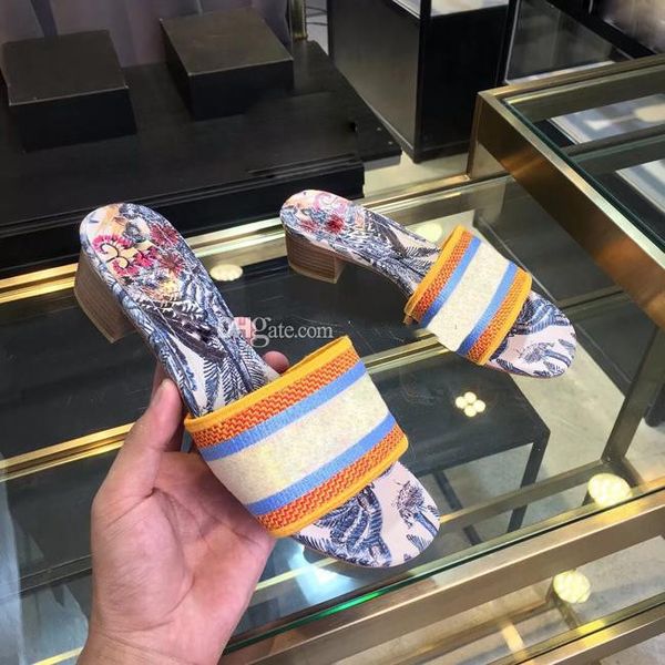 2021 flowers women sandals designer slippers flip flops striped beach causal shoes 5cm high heels embroidery sandal floral brocade slipper, Black
2021 flowers women sandals designer slippers flip flops striped beach causal shoes 5cm high heels embroidery sandal floral brocade slipper, Black