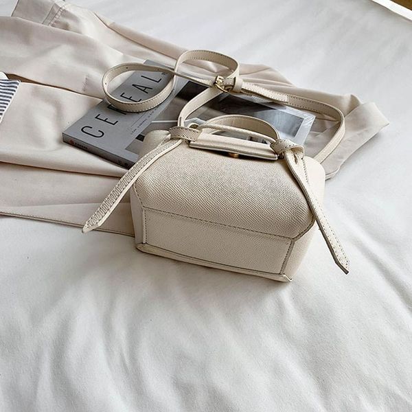 shoulder bags 2021 fashion women's portable small bag design sense advanced messenger texture versatile cow leather flap
shoulder bags 2021 fashion women's portable small bag design sense advanced messenger texture versatile cow leather flap