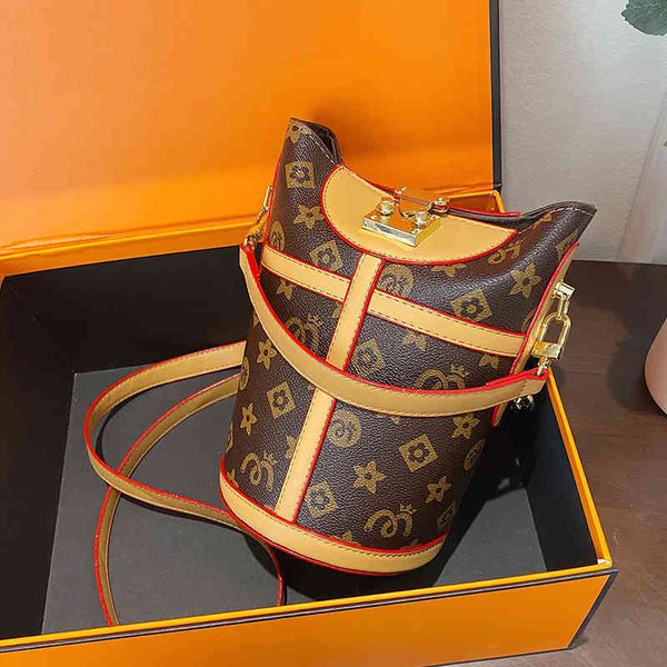 2022 factory outlet simple french fries old flower autumn and winter trend portable single shoulder messenger women's cylinder bag fash
2022 factory outlet simple french fries old flower autumn and winter trend portable single shoulder messenger women's cylinder bag fash