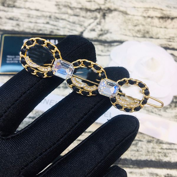 2021 selling hairpin women's designer luxury hairpin simple classic letter logo pierced leather crystal diamond hairpin, Golden;silver
2021 selling hairpin women's designer luxury hairpin simple classic letter logo pierced leather crystal diamond hairpin, Golden;silver