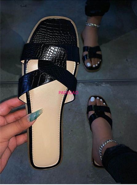 summer women's black white fashion slippers wholesale europe design new flat bottom sandal outdoor woman beach slides flip flops
summer women's black white fashion slippers wholesale europe design new flat bottom sandal outdoor woman beach slides flip flops