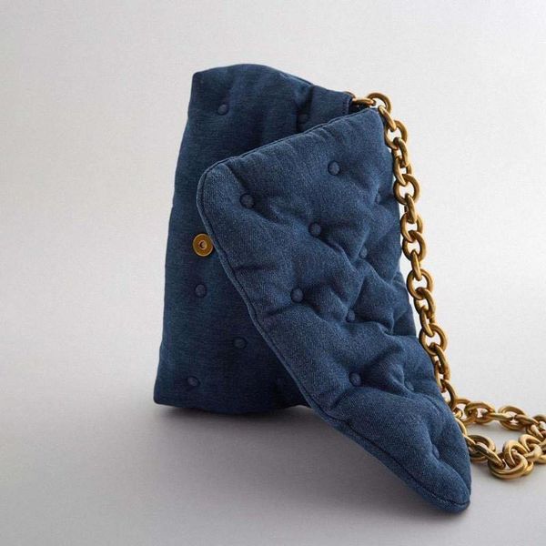 2020 new large bag luxury capacity blue denim quilted female messenger single shoulder all-match purses bag designer xijal, Red;black
2020 new large bag luxury capacity blue denim quilted female messenger single shoulder all-match purses bag designer xijal, Red;black
