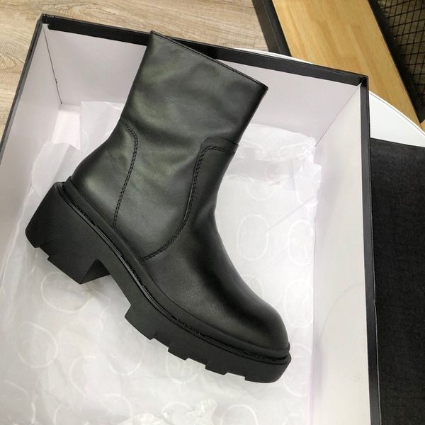 new winter ladies black leather thick bottom mesh zipper plus velvet all-match fashion motorcycle martin boots
new winter ladies black leather thick bottom mesh zipper plus velvet all-match fashion motorcycle martin boots