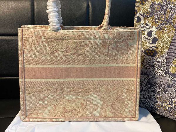 2021 new embroidery 3d tiger pattern large capacity 41.5cm luxury big brand shopping bag handbag handbag handmade double-sided flower
2021 new embroidery 3d tiger pattern large capacity 41.5cm luxury big brand shopping bag handbag handbag handmade double-sided flower