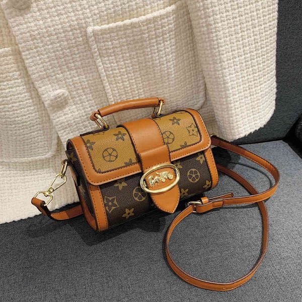 2022 factory wholesale new hong kong fashion carriage old flower women's versatile postman single shoulder messenger chain small square
2022 factory wholesale new hong kong fashion carriage old flower women's versatile postman single shoulder messenger chain small square