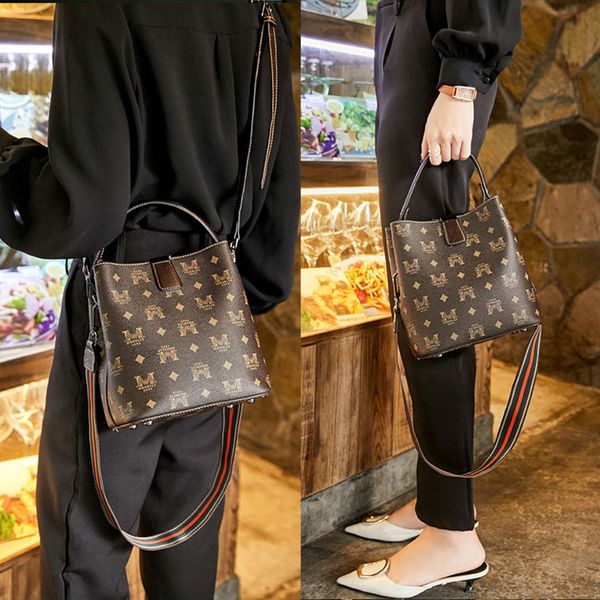 luxurys designers spring and summer 2021 new fashion advanced women's broadband portable bucket popular versatile one shoulder messenge
luxurys designers spring and summer 2021 new fashion advanced women's broadband portable bucket popular versatile one shoulder messenge