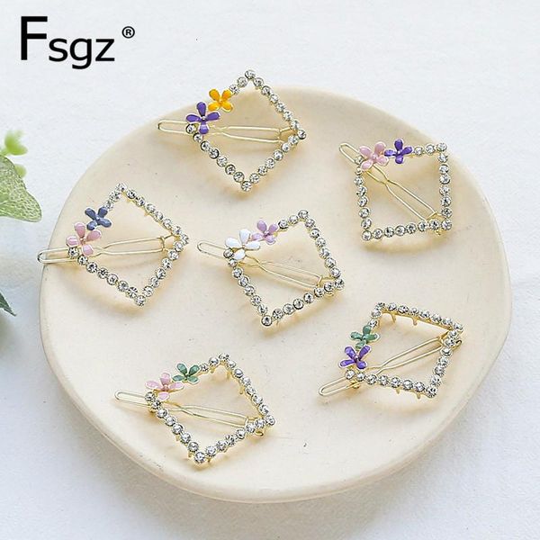 sweet crystal hairpin jewelry for women gold alloy frog buckle geometric hollow out square oil dripping flower hair decorate, Golden;silver
sweet crystal hairpin jewelry for women gold alloy frog buckle geometric hollow out square oil dripping flower hair decorate, Golden;silver