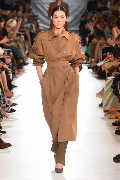 european and american fashion brand paris fashion catwalk tang yi same style autumn and winter elegant goddess long retro trench coat, Tan;black
european and american fashion brand paris fashion catwalk tang yi same style autumn and winter elegant goddess long retro trench coat, Tan;black