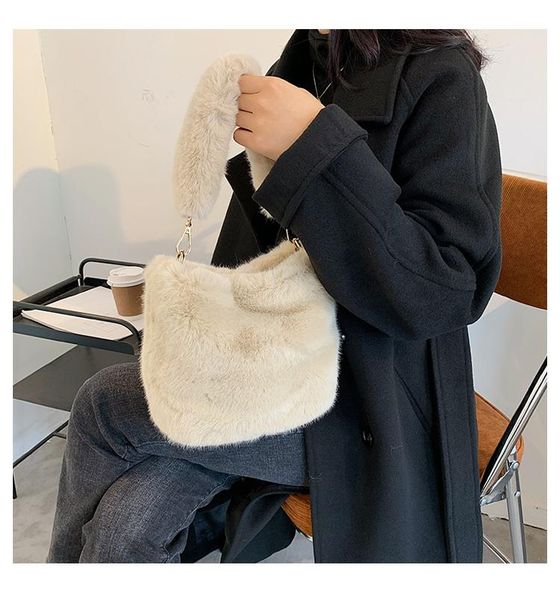 western style autumn and winter plush bucket bag 2020 new fashion women's designer cute single shoulder messenger bag
western style autumn and winter plush bucket bag 2020 new fashion women's designer cute single shoulder messenger bag