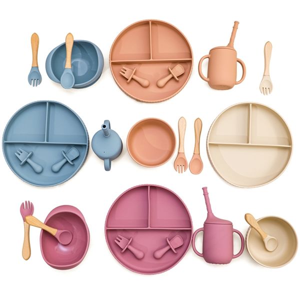 baby silicone cookware feeding plate bowl set non-slip suction food dishes drinking cup a fork spoon children's tableware 220209
baby silicone cookware feeding plate bowl set non-slip suction food dishes drinking cup a fork spoon children's tableware 220209