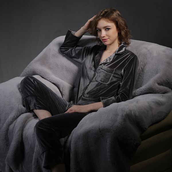 2021 new women's autumn winter golden velvet pajamas set vintage solid female sleepwear down collar single breasted ladies nightwear 7h, Black;red
2021 new women's autumn winter golden velvet pajamas set vintage solid female sleepwear down collar single breasted ladies nightwear 7h, Black;red