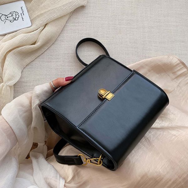 style vintage leather crossbody bags for women 2020 lock luxury shoulder simple bag female travel handbags and purses
style vintage leather crossbody bags for women 2020 lock luxury shoulder simple bag female travel handbags and purses