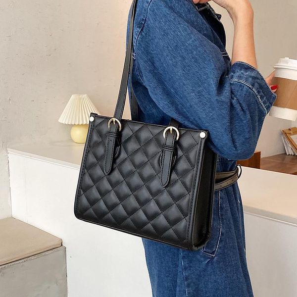 shoulder bags original design rhombic embroidery thread handbag autumn fashion underarm bag square width:25cm
shoulder bags original design rhombic embroidery thread handbag autumn fashion underarm bag square width:25cm