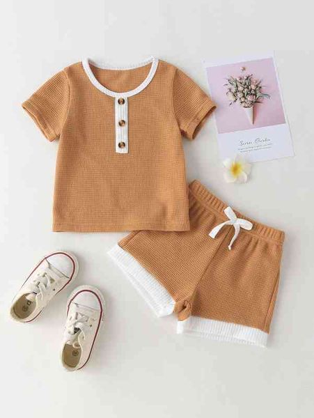baby contrast panel fake button tee & bow front shorts she, White
baby contrast panel fake button tee & bow front shorts she, White