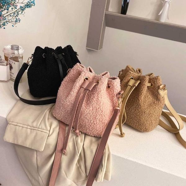 new fashion woven shoulder bags simple woolen fashion messenger bags drawstring female handbag beach travel crossbody bag
new fashion woven shoulder bags simple woolen fashion messenger bags drawstring female handbag beach travel crossbody bag
