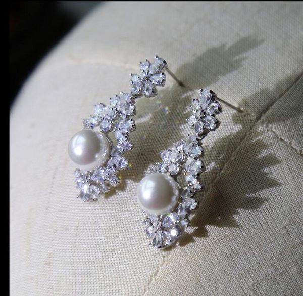 2020 the new style is beautiful and elegant. it is decorated with miniature zircon earrings for the bride 108, Golden;silver
2020 the new style is beautiful and elegant. it is decorated with miniature zircon earrings for the bride 108, Golden;silver