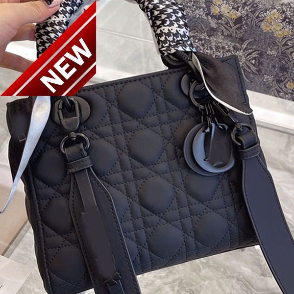 21 new women's matte four princess fashion simple ling grid letter single shoulder diagonal cross portable small square bag
21 new women's matte four princess fashion simple ling grid letter single shoulder diagonal cross portable small square bag