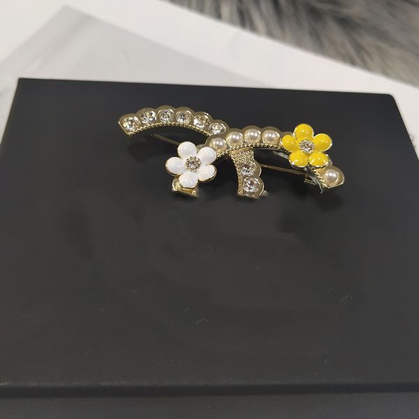 women's designer brooch classic letter logo pearl inlaid diamond with flower brooch luxury jewelry wholesale l-c4, Gray
women's designer brooch classic letter logo pearl inlaid diamond with flower brooch luxury jewelry wholesale l-c4, Gray