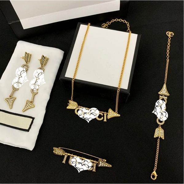 2020 classic retro letters with diamonds fashion arrow necklace bracelet selected high version material set female ing, Silver
2020 classic retro letters with diamonds fashion arrow necklace bracelet selected high version material set female ing, Silver