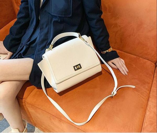 autumn and winter brand designer ladies handbags 2020 popular new fashion high-quality one-shoulder messenger small square bag
autumn and winter brand designer ladies handbags 2020 popular new fashion high-quality one-shoulder messenger small square bag