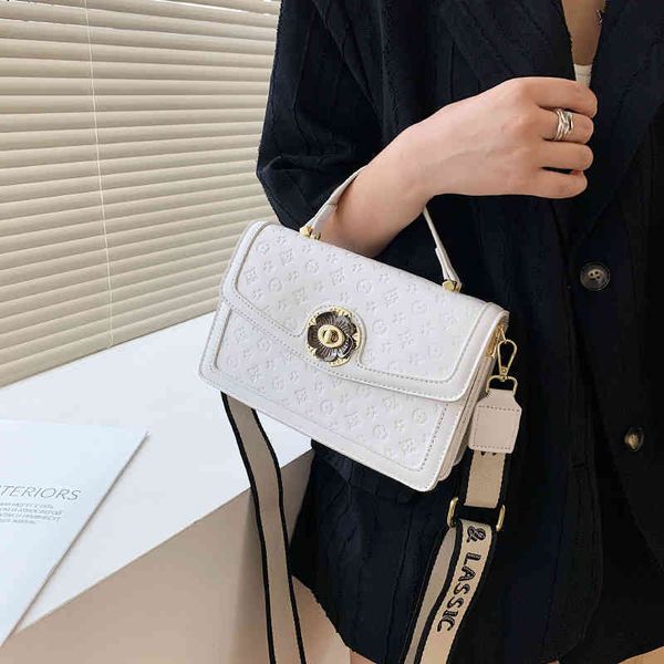 2022 factory wholesale new model women's new embossed small square mountain camellia out of the street trend single shoulder messenger, Black;red
2022 factory wholesale new model women's new embossed small square mountain camellia out of the street trend single shoulder messenger, Black;red