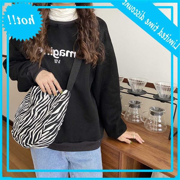 01212 female ins black and white stripe slanting single shoulder korean tote bag fashion
01212 female ins black and white stripe slanting single shoulder korean tote bag fashion