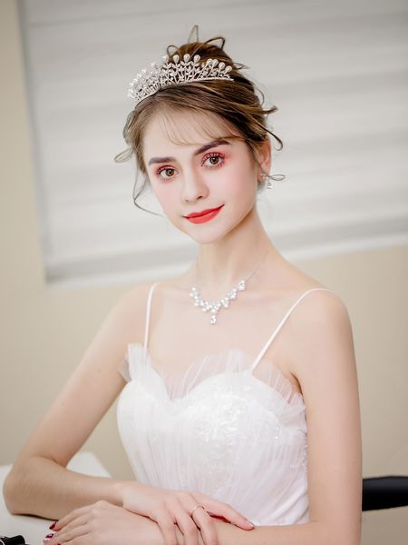 bridal headwear european hairdressing 2020 new wedding dress necklace artificial zircon crown three piece set, Silver
bridal headwear european hairdressing 2020 new wedding dress necklace artificial zircon crown three piece set, Silver