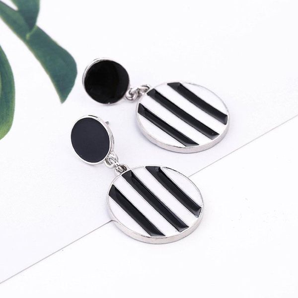 2019 новая мода classic black white stripes серьги простой круглый себе падение серьги для женщин уха оптовой продажи ювелирных изделий пода, Golden
2019 новая мода classic black white stripes серьги простой круглый себе падение серьги для женщин уха оптовой продажи ювелирных изделий пода, Golden