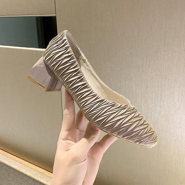 4cm high heel shoes silk fabric pointed toe slippery shu female spring and autumn slippery shallow mouth office shoes, Black
4cm high heel shoes silk fabric pointed toe slippery shu female spring and autumn slippery shallow mouth office shoes, Black