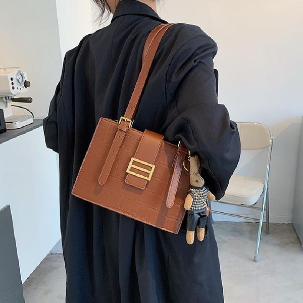 unique design autumn/winter handbags 2020 new fashion shoulder bag underarm bag western style handbag square width: 25cm
unique design autumn/winter handbags 2020 new fashion shoulder bag underarm bag western style handbag square width: 25cm