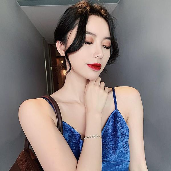 2021 korean new design fashion jewelry high-end luxury flower zircon adjustable female prom party bracelet, Golden;silver 
2021 korean new design fashion jewelry high-end luxury flower zircon adjustable female prom party bracelet, Golden;silver