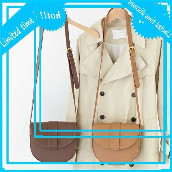 korean version simple half round saddle versatile fashion slung leisure foreign style student pure color shoulder bag 
korean version simple half round saddle versatile fashion slung leisure foreign style student pure color shoulder bag